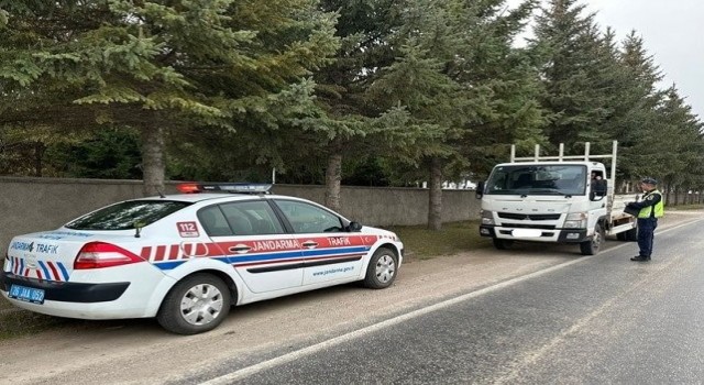 Jandarma ekiplerince 645 sürücüye 1 milyon 498 bin 259 TL para cezası kesildi