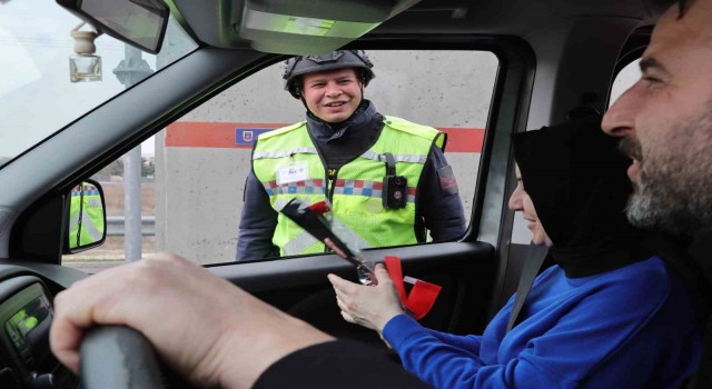 Jandarma kadın şoför ve yolcuların Kadınlar Gününü kutladı