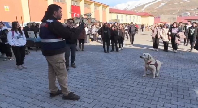 Jandarma, mesleğini öğrencilere tanıttı