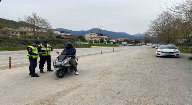 Jandarma, sürücüleri hem denetledi hem bilgilendirdi