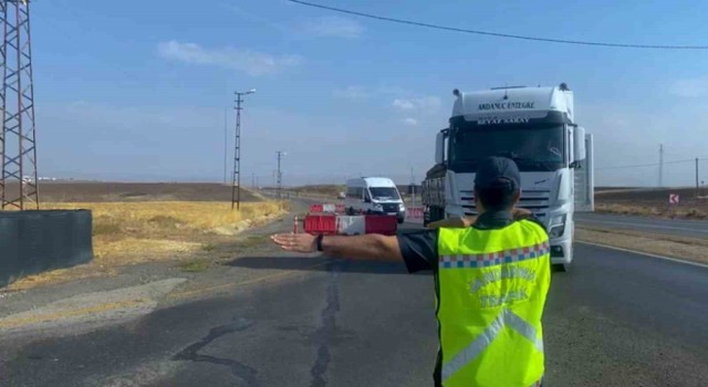 Jandarma trafik timlerinden arka koruma çerçeve uyarısı