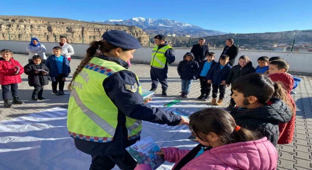 Jandarmadan öğrencilere trafik kuralları eğitimi