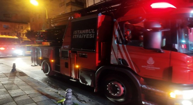 Kadıköy'de korkutan iş yeri yangını
