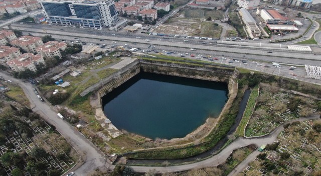 Kadıköyde su dolan inşaat sahasını Google Maps göl olarak gösteriyor