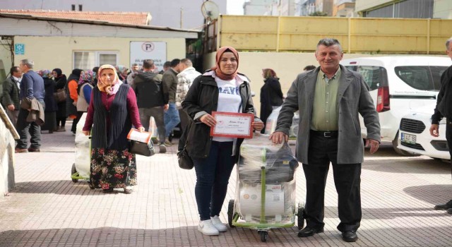 Kadın çiftçilere süt sağım makinesi desteği