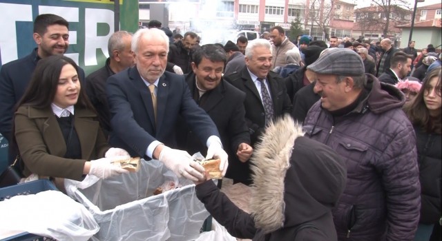 Kamil Saraçoğlundan binlerce vatandaşa balık-ekmek ikramı