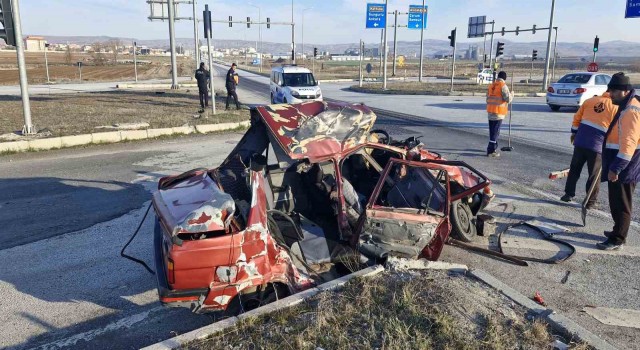Kamyon, çarptığı otomobili biçti: 1 ağır yaralı