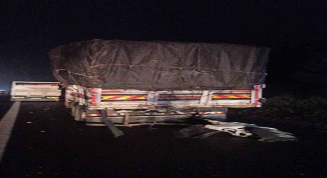 Kamyona arkadan çarpan tırın sürücüsü hayatını kaybetti