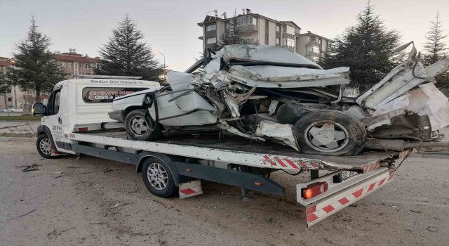 Kamyonet ile otomobil çarpıştı: 1 yaralı
