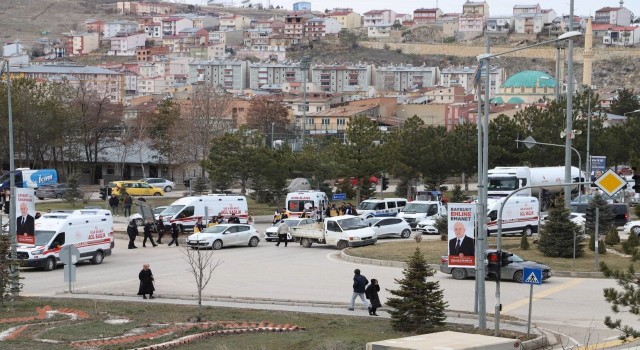 Kamyonete çarpmamak için manevra yapan ambulans kaldırıma çarptı: 2 yaralı