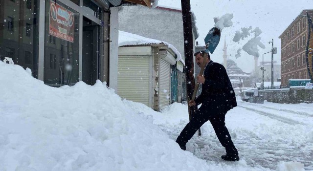 Kar 15 köyün ulaşımını kapattı