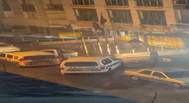 Kargosunu teslim alamayan şahıs PTT şubesinin camlarını kırdı