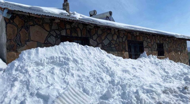 Karlıovada günlerdir etkili olan kar, tek katlı evleri kara gömdü