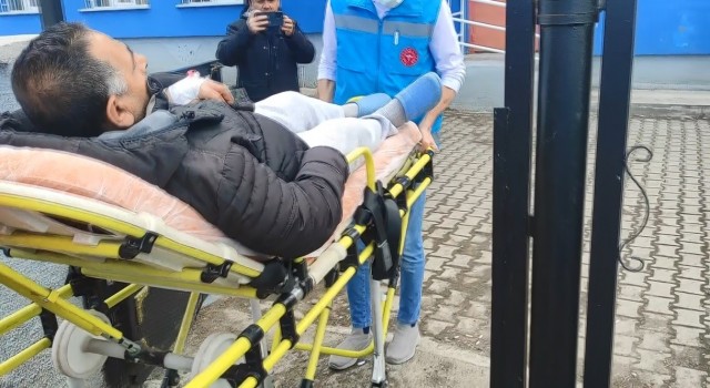 Karsta bir vatandaş sedye ile oy kullanmaya geldi