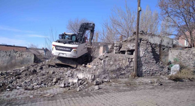 Karsta metruk yapıların yıkımı sürüyor