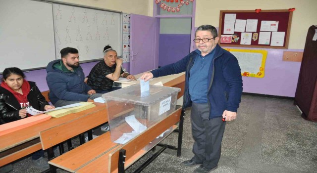Karsta vatandaşlar oy kullanmaya başladı