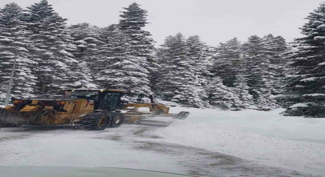 Kastamonuda karla kapanan köy yolları ekiplerin çalışmasıyla ulaşıma açıldı