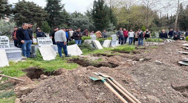 Katliam gibi kazada ölen ailenin defninde yürük burkan görüntü; 1 buçuk yaşındaki Ecrin ve annesi aynı mezara gömüldü