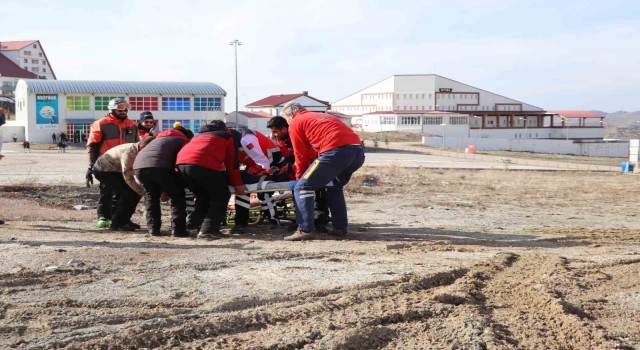 Kayak yaparken ayağı kırıldı, imdadına ambulans helikopter yetişti