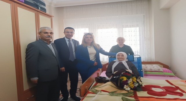 Kaymakam Akpaydan 106 yaşındaki Zehra nineye ziyaret