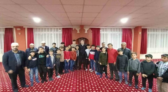 Kaymakam Topsakaloğlu, Kuran Kursu öğrencileriyle iftar yaptı