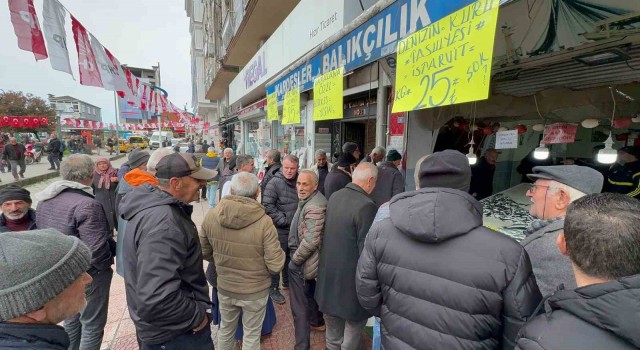 Kilosu 25 TLden satılan istavriti almak için tezgah önünde kuyruğa girdiler