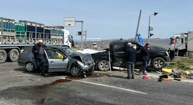 Kırıkkalede otomobil ile pikap çarpıştı: 3 yaralı