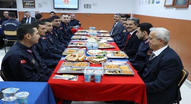 Kırklareli valisi jandarma personeli ile iftarda buluştu