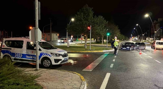 Kırmızı ışık ihlali kazaya neden oldu: 2 kişi yaralandı