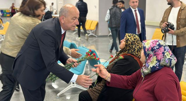 Koca'dan Kadınlar Günü'nde Hastane Ziyareti