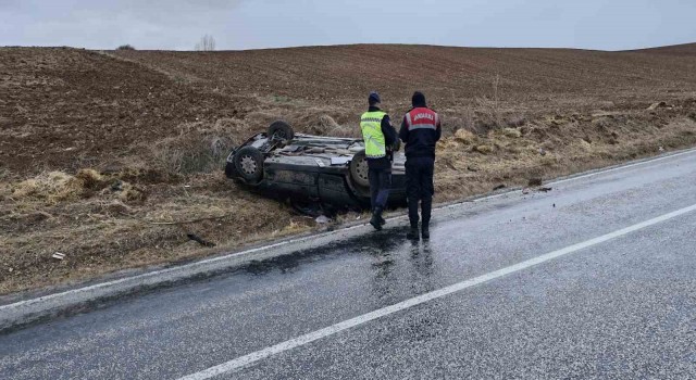 Kontrolden çıkan otomobil takla attı: 2 yaralı