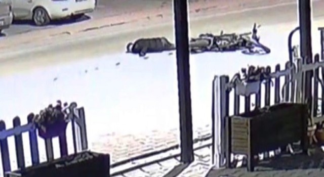 Konyada motosikletlerin kafa kafaya çarpıştığı anlar güvenlik kamerasında