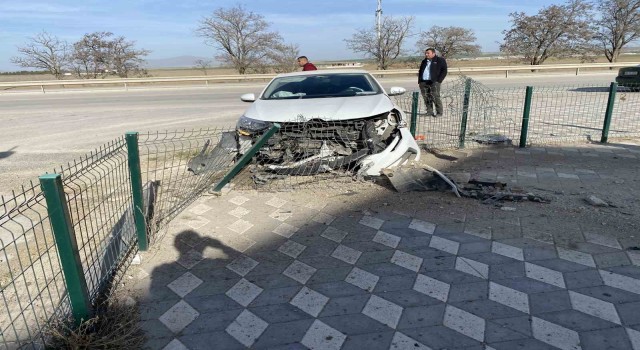 Konyada otomobil demir çitlere çarptı: 2 yaralı