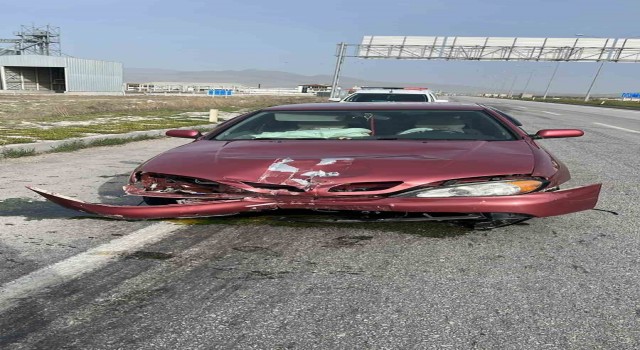 Konyada otomobil kaldırıma çarptı: 5 yaralı