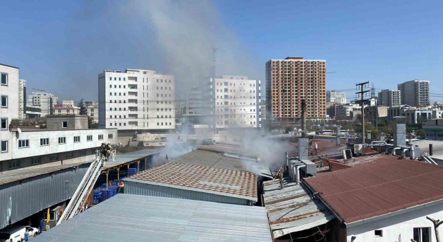 Küçükçekmecede tekstil fabrikasının deposunda korkutan yangın