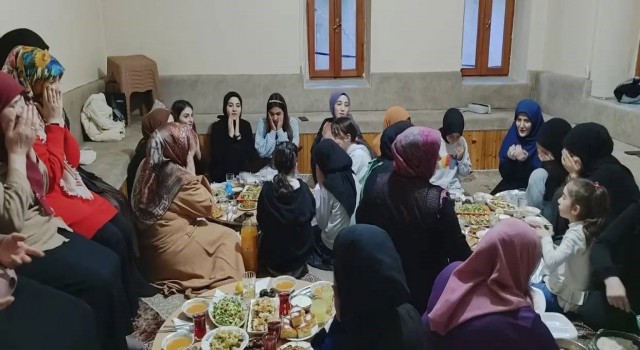 Kuran kursu öğrencileri üniversite öğrencileriyle iftarda bir araya getirildi