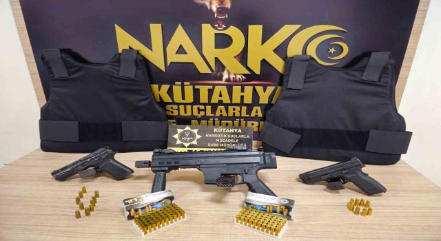 Kütahyada otomatik silah, 2 tabanca ve çelik yelekler ele geçirilen 2 zanlı tutuklandı