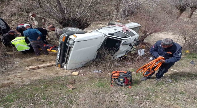 Malatyada pikap şarampole devrildi: 2 yaralı