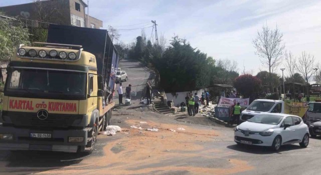 Maltepede kontrolden çıkan kamyonet araca çarpıp parka daldı