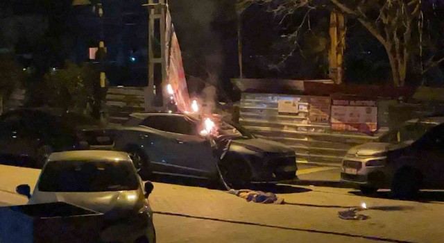 Maltepede seçim bayrağı asılan elektrik kablosu düştü, lüks araç yandı