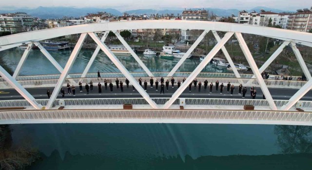 Manavgat Belediyesinden Kadınlar Gününde köprü üstünde halaylı kutlama