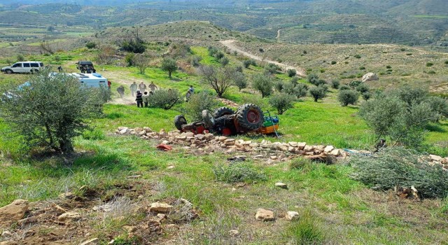 Manavgatta devrilen traktörün altında kalan sürücü yaralandı