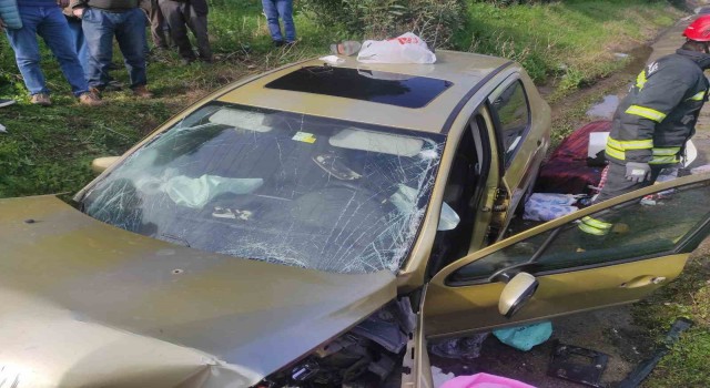Manisada otomobil menfeze çarptı: 2 ağır yaralı