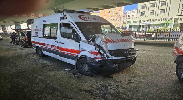 Mecidiyeköyde hatalı dönüş yapan minibüsle hastaya yetişmeye çalışan ambulans çarpıştı
