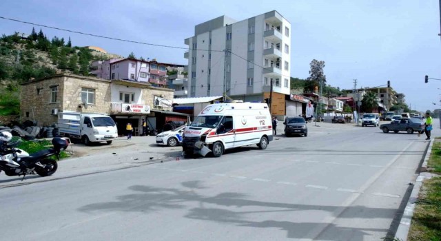 Mersinde ambulans ticari araçla çarpıştı