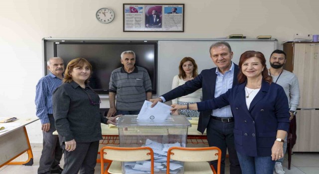 Mersinde büyükşehir belediye başkan adayları oylarını kullandı