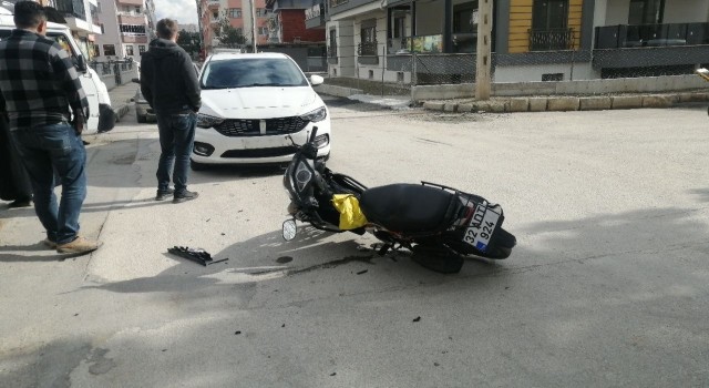 Motosiklet ile otomobil çarpıştı, ehliyetsiz çocuk sürücü yaralandı