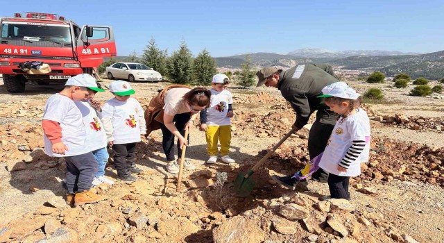 Muğlada minik öğrenciler fidan dikti