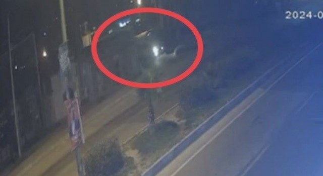 O anlar kamerada: Bir kişinin öldüğü otomobil kanala böyle düşmüş