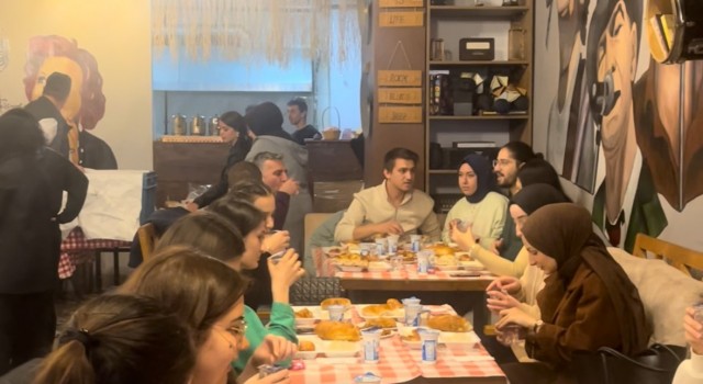 Öğrenciler Hataydaki kardeşleri için iftar sofrası kurdu
